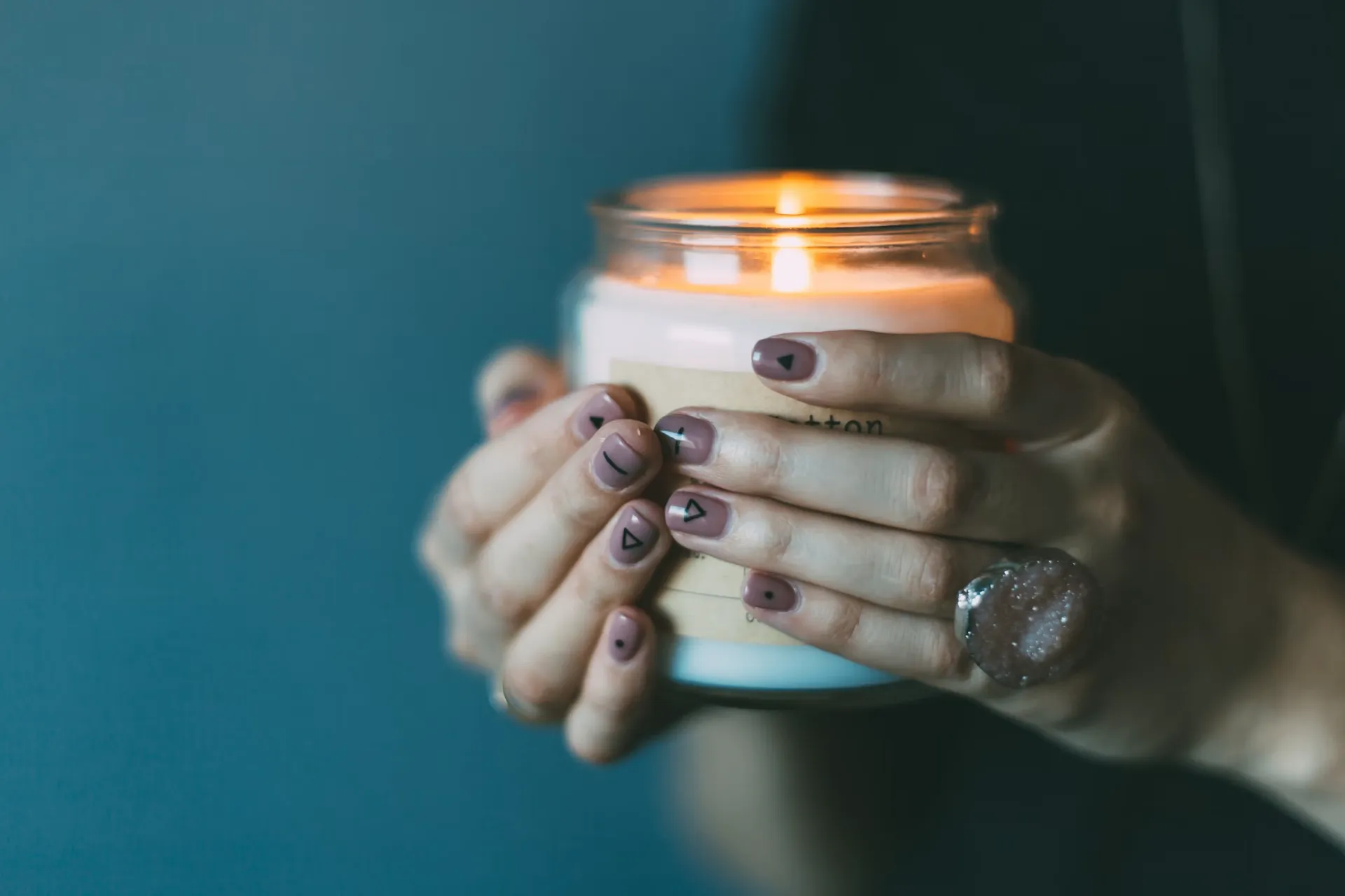 R&N, two moms hand pouring candles